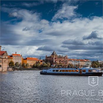 Loď Lužnice na plavbě Prahou